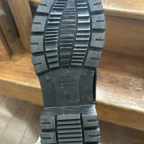 Gant Leather Black Boots with Gold Chain Detail - Picture 3 of 5